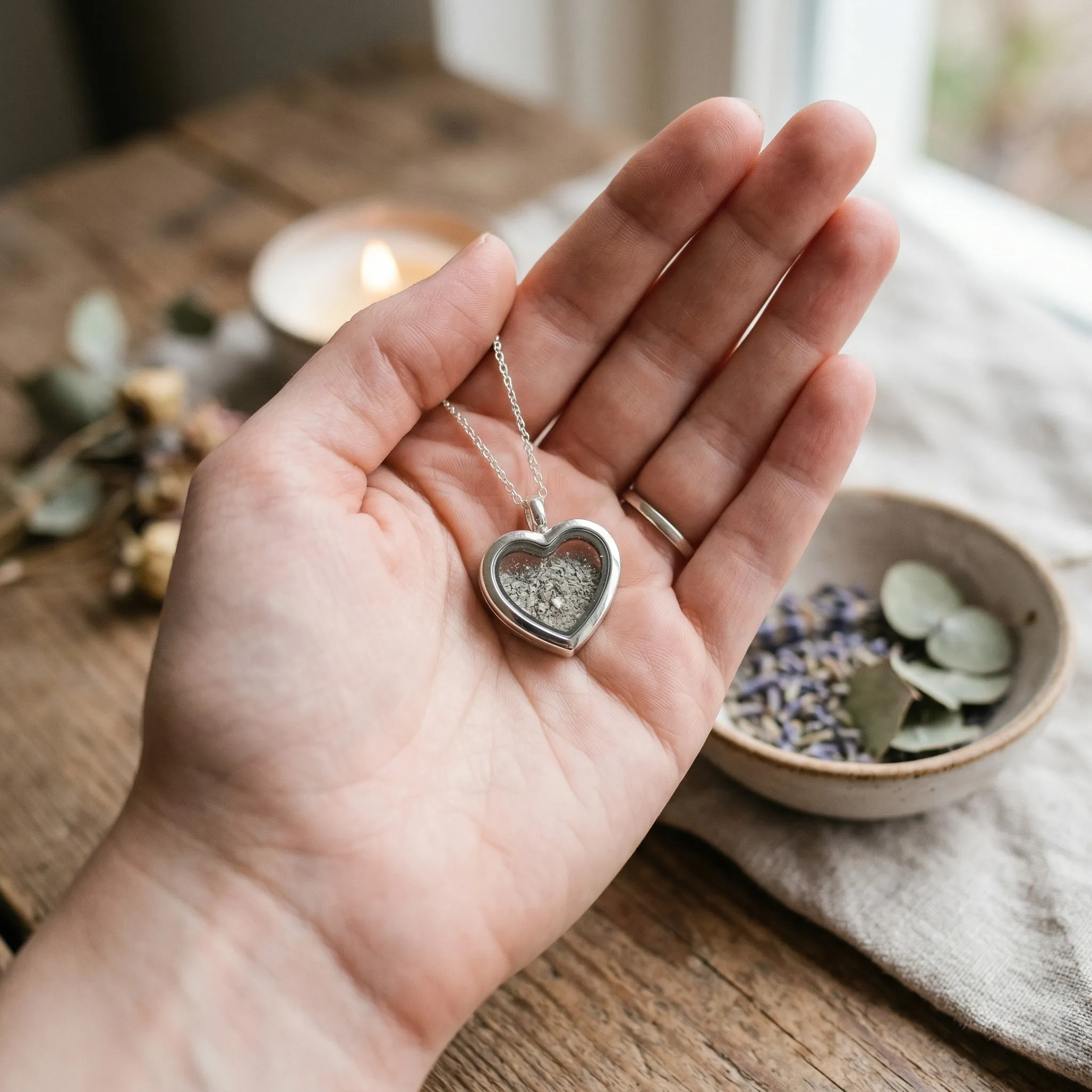 as in assieraad — detail van een gouden assieraad met as