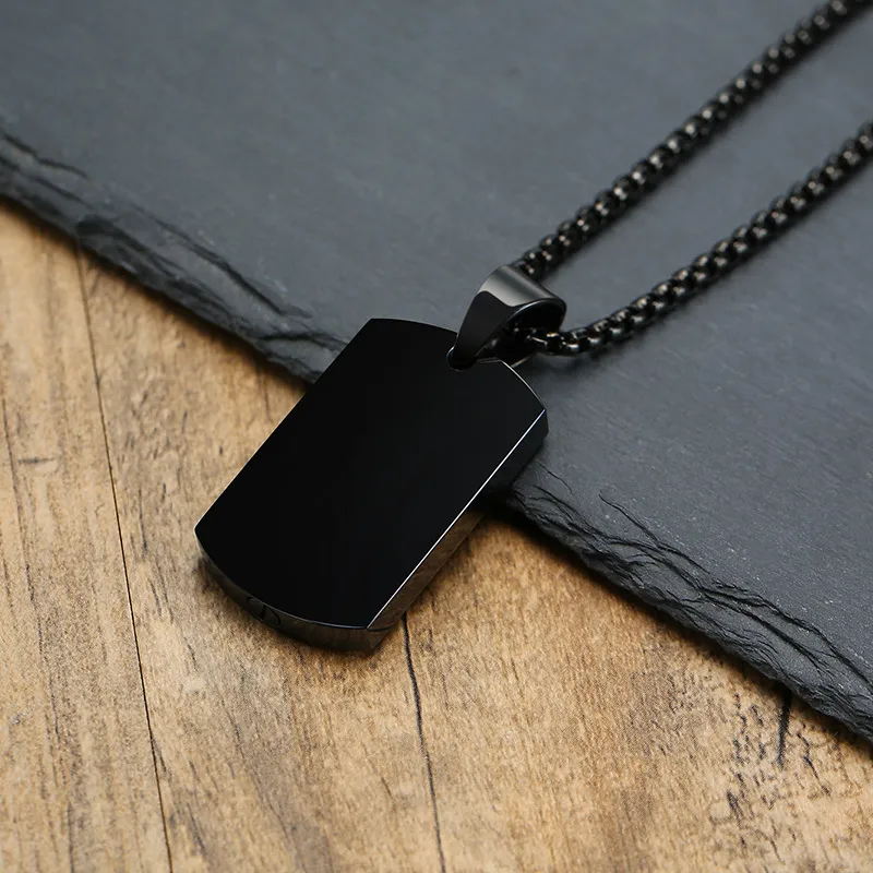 Dog Tag Urnketting, liggend op tafel